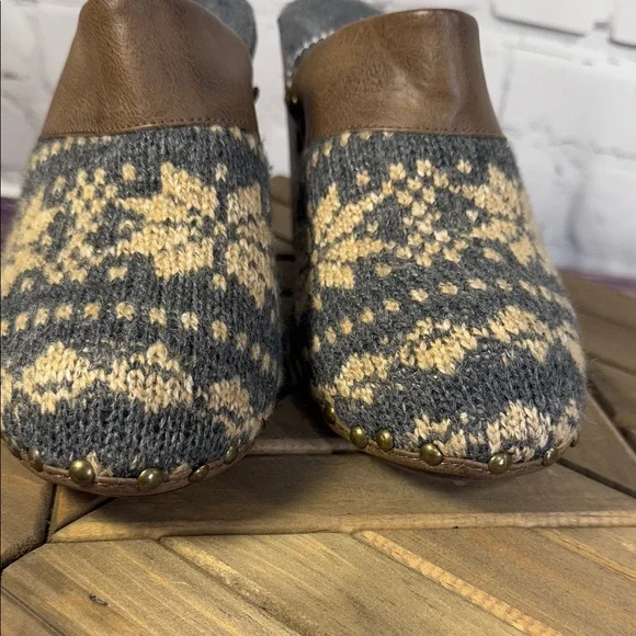 Muk Luks Gray and Brown Knit Heeled Clogs Nordic Print faux fur lined - Picture 10 of 11